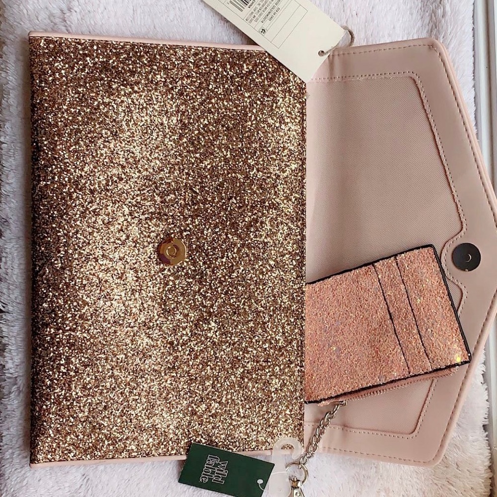 Magnetic Closure Clutch With ID Tether